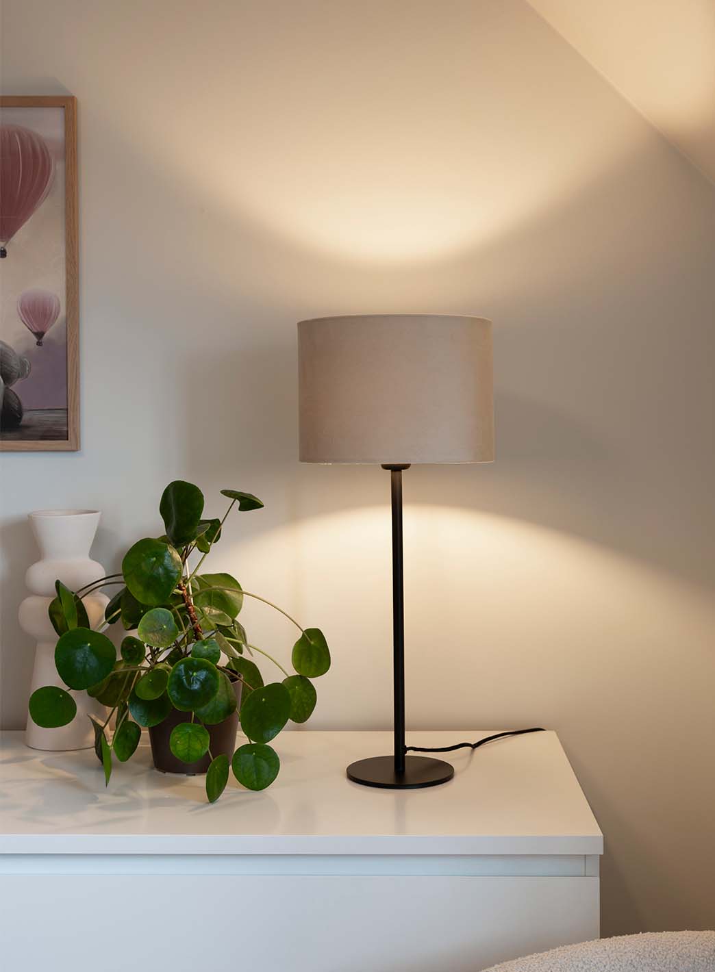 01a4267d8984bb8b41afed70d72830726b1c004e_Saga_bordlampe_beige_skjerm_1.jpg