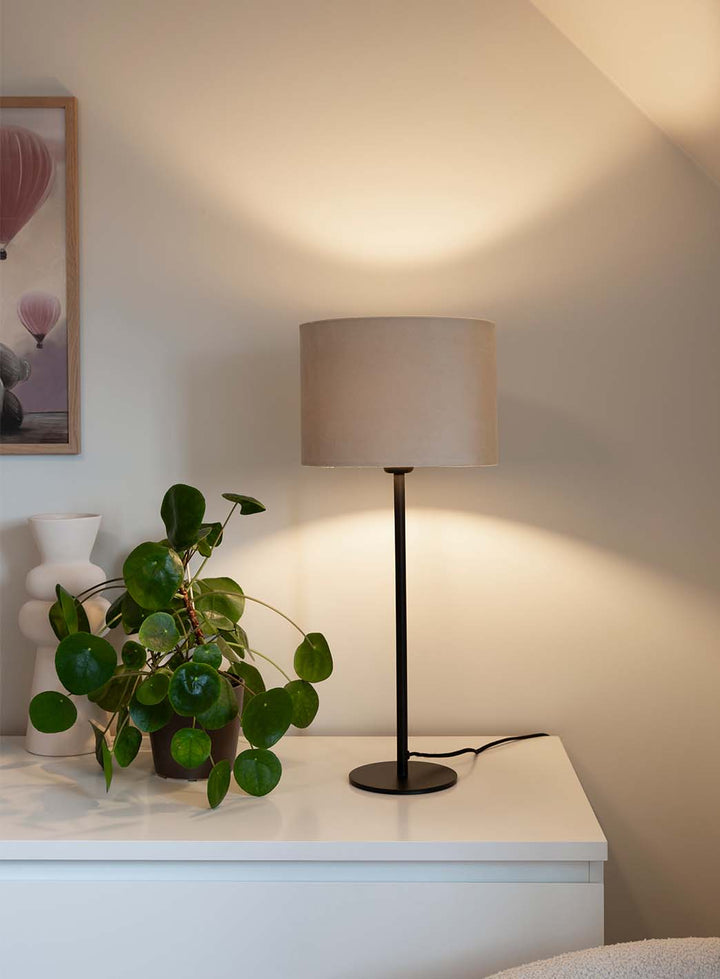 01a4267d8984bb8b41afed70d72830726b1c004e_Saga_bordlampe_beige_skjerm_1.jpg