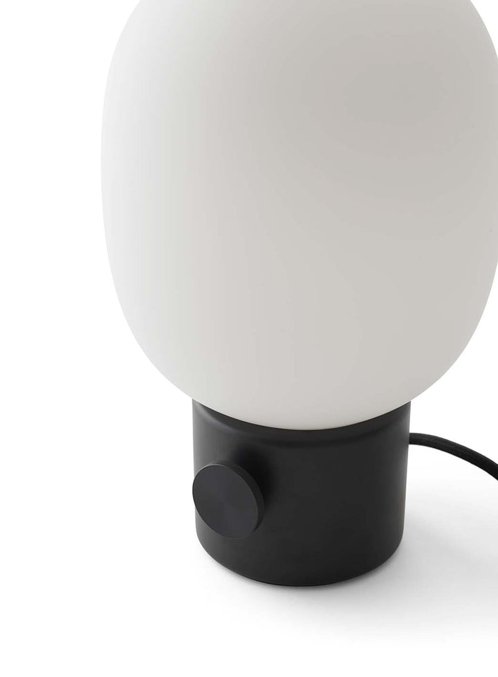 0a671b0287b2973fc169e723090f91cf3d336d7d_JWDA_bordlampe_sort_opal_4_4.jpg