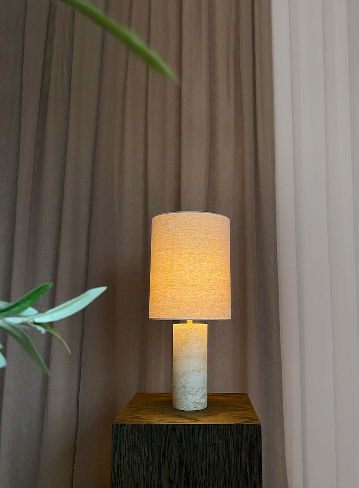 11e2609a22804c88391e5b3836ead09b8fcd1291_vera_bordlampe_hvit_skjerm_milj___1.jpg