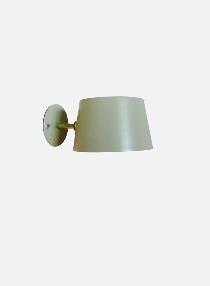 1251d00f79b539a750db62d463b1a5aa04bca94f_recharge_dusty_green_vegglampe_frilagt_1.jpg