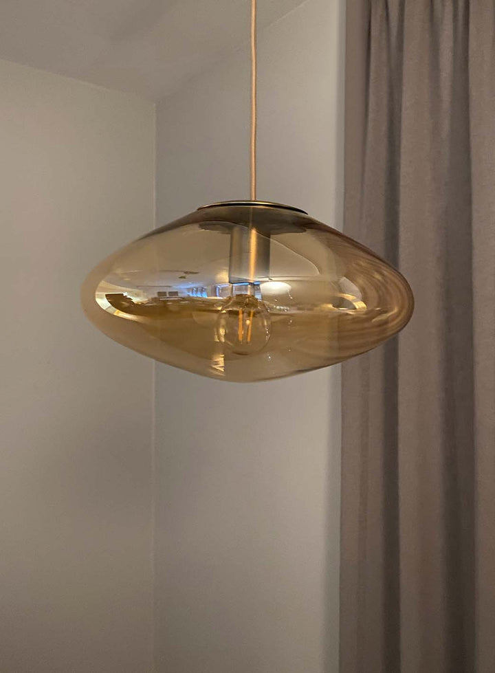 1387031e449768e1fd0fa5de45f9e5fc8be50662_Aura_taklampe_cognac_lysav_4.jpg