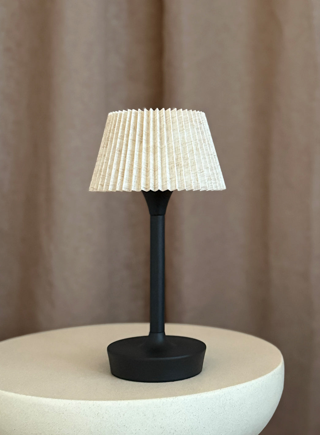 14a66c689ae5912297caa502a0f45dcb6bc62dfc_Skovholt_nova_bordlampe_sort_milj___3_1.jpg