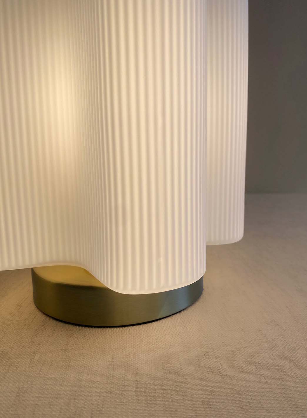 17c4a02db1789a334b07dcffe08c4d45e6002a21_wave_bordlampe_opal_n__rbilde_1.jpg
