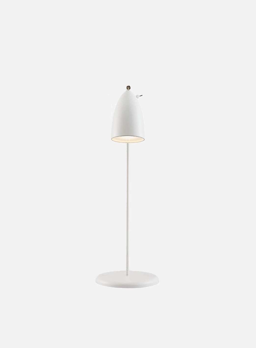 20bc59c201d07cbcde9a1af2b17f6f37d16f02f8_nexus_bordlampe_hvit3.jpg