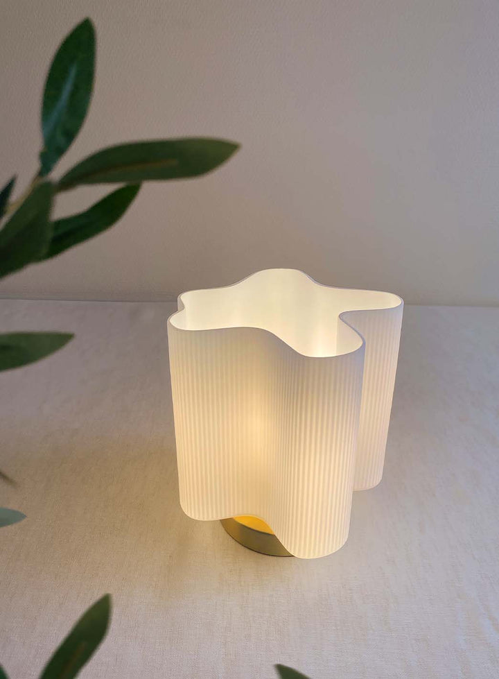 31046d49d2474bc1cce4207c8ce33f5140f82c5c_wave_bordlampe_opal_p__skr___1.jpg