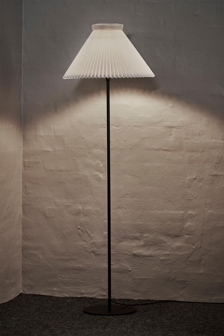 LK334 gulvlampe m/skjerm