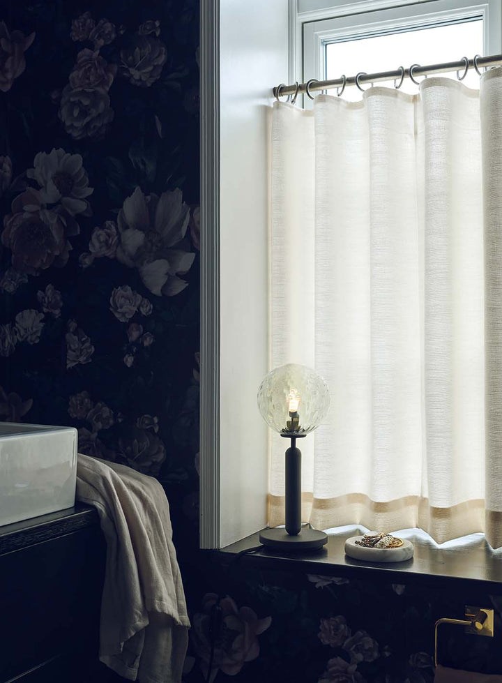 3ad18d16aa5ef15cfa2ef177739b8f752ab3943f_Miira_Bordlampe_Gr___Optisk_2_4.jpg