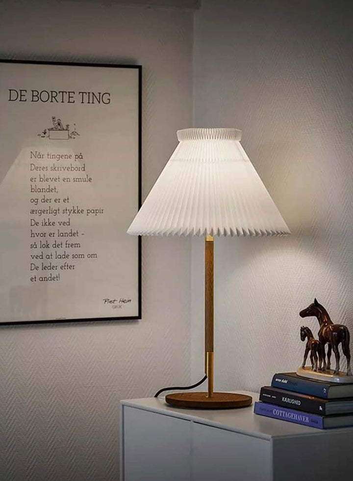 3ae8a6926c1af6a66de35f71bd0a0f2090b036ee_Model_bordlampe_Le_Klint_3.jpg