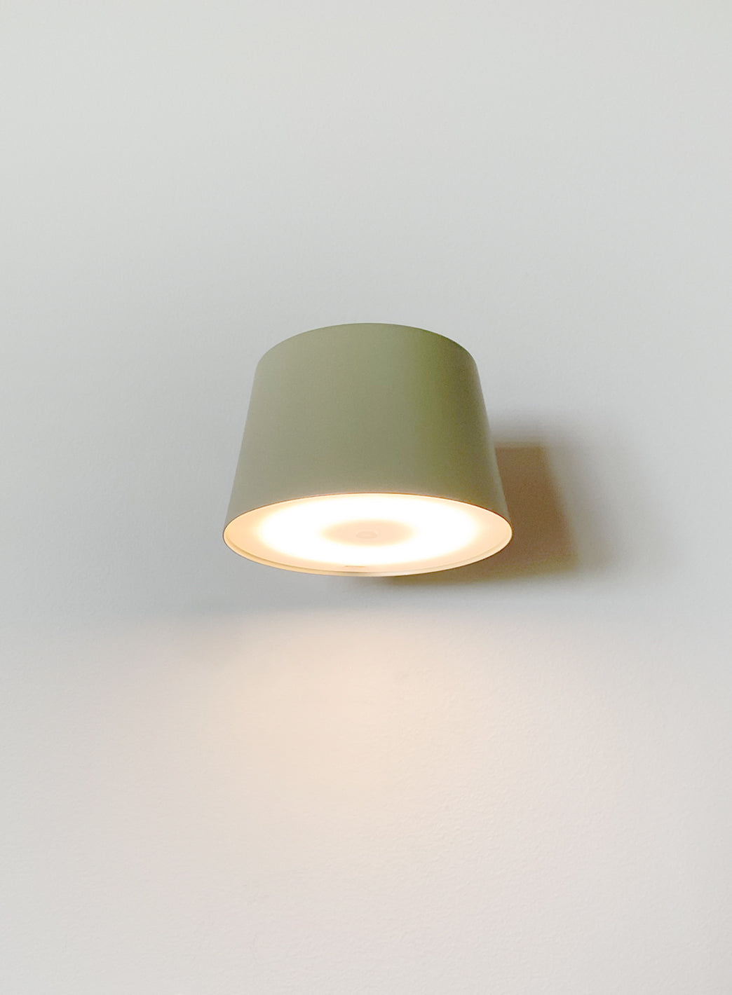 3bf1c9a7f3014f620c65054a5d345755880f6d12_recharge_dusty_green_vegglampe_paa_2_1.jpg