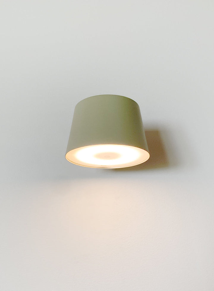 3bf1c9a7f3014f620c65054a5d345755880f6d12_recharge_dusty_green_vegglampe_paa_2_1.jpg