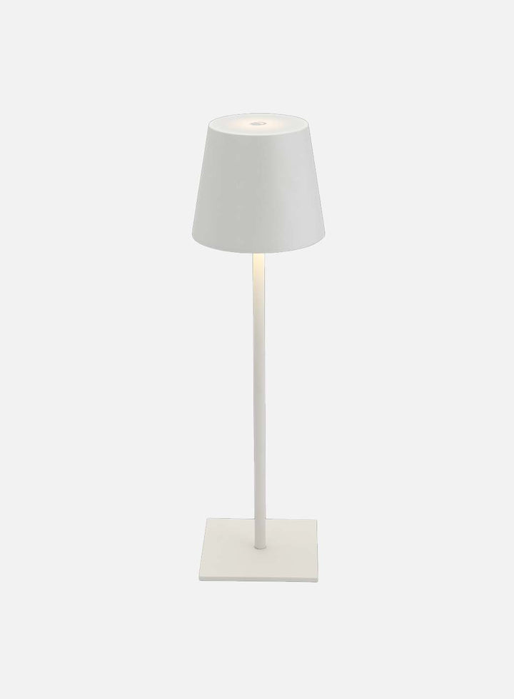 40a8dbdb896f7ac875e95dc79088d316074a19f9_Grimstad_hvit_bordlampe__1.jpg
