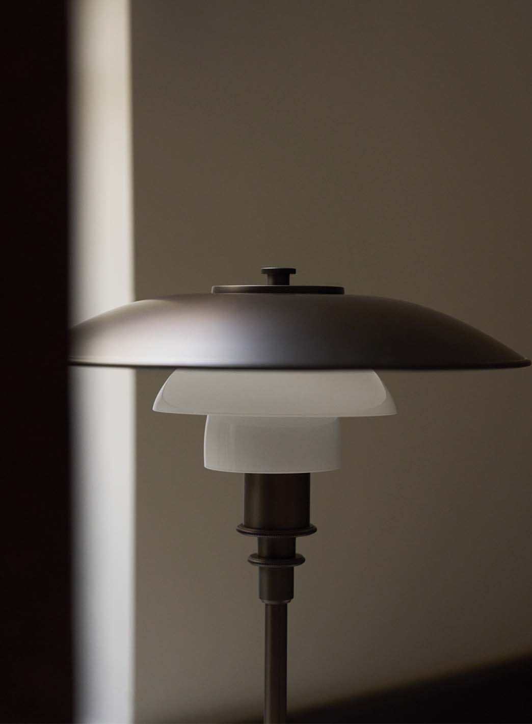 448aaff5d5b507030a38d544351a173d9_PH_32_bordlampe_Aged_brass_opal_Louis_Poulsen_1_1.jpg