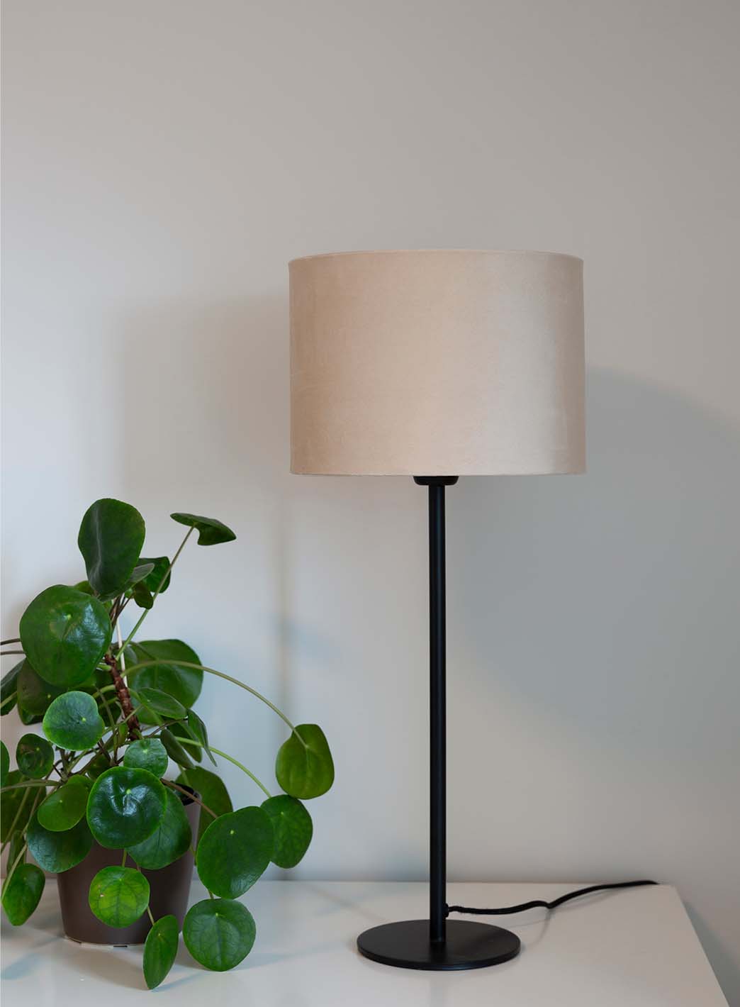 486e87e7f9a15cd0b6201bf279ec6cb49f63025d_Saga_bordlampe_beige_skjerm_2_1.jpg