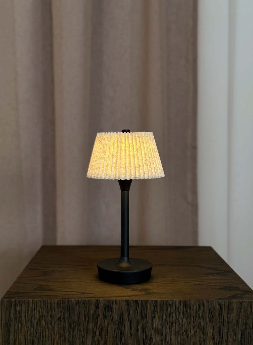 4d6e2826847b9801b20555dd44296e7ea766708a_Skovholt_nova_bordlampe_sort_lysp__1_1.jpg