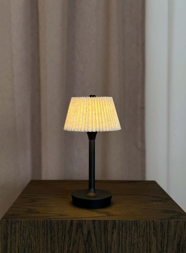 4d6e2826847b9801b20555dd44296e7ea766708a_Skovholt_nova_bordlampe_sort_lysp__1_1.jpg