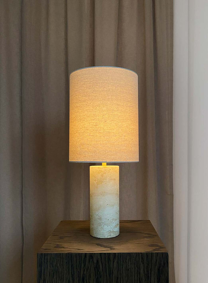 5474c57ebe39faf37f853dadf708f28741222de9_vear_bordlampe_med_hvit_skjerm__hoved_1.jpg