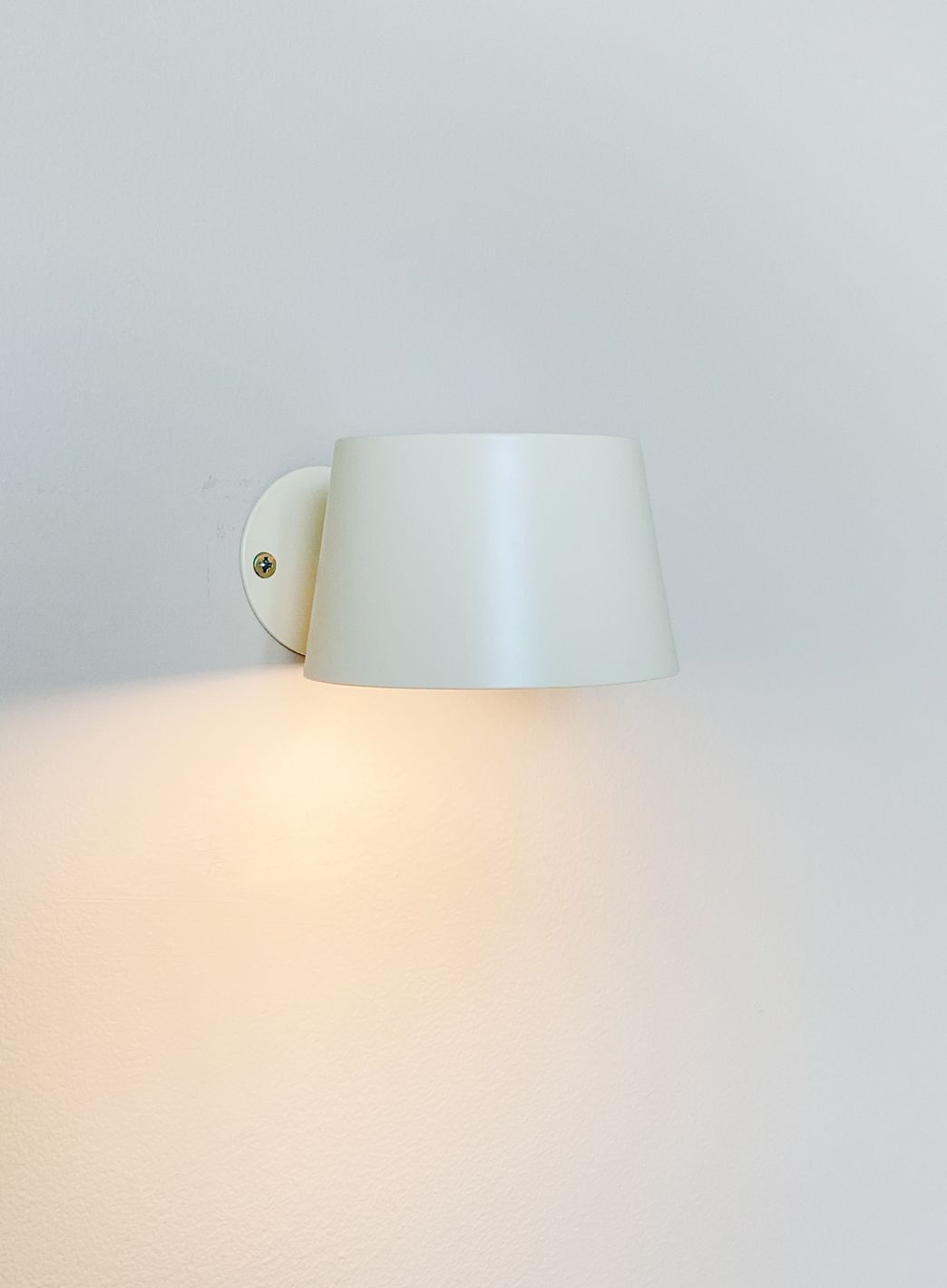 Recharge oppladbar vegglampe med magnetfeste