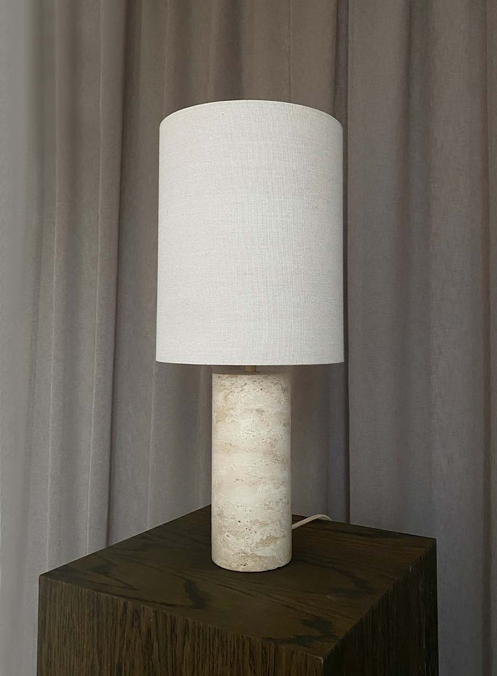 5b645b7dcd0fc4111fb31194ec772d680e54308f_vera_bordlampe_med_lys_av_1.jpg