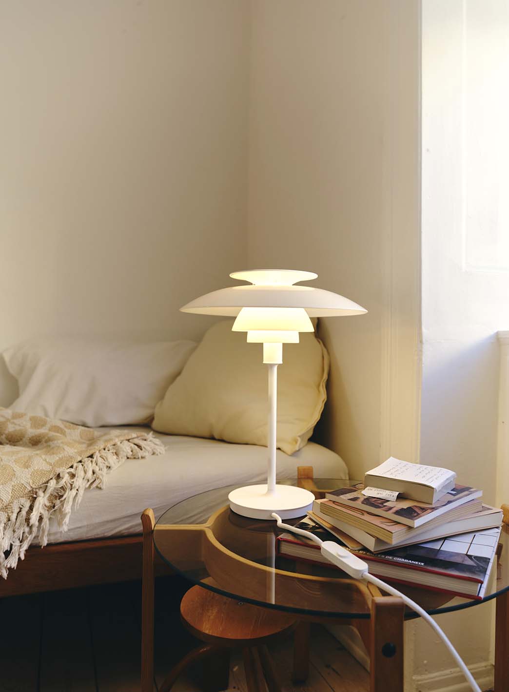 653f6c5febeda71d6c5952f52cd063d1d9b12ab3_PH80_bordlampe_LouisPoulsen_Hvit_5.jpg