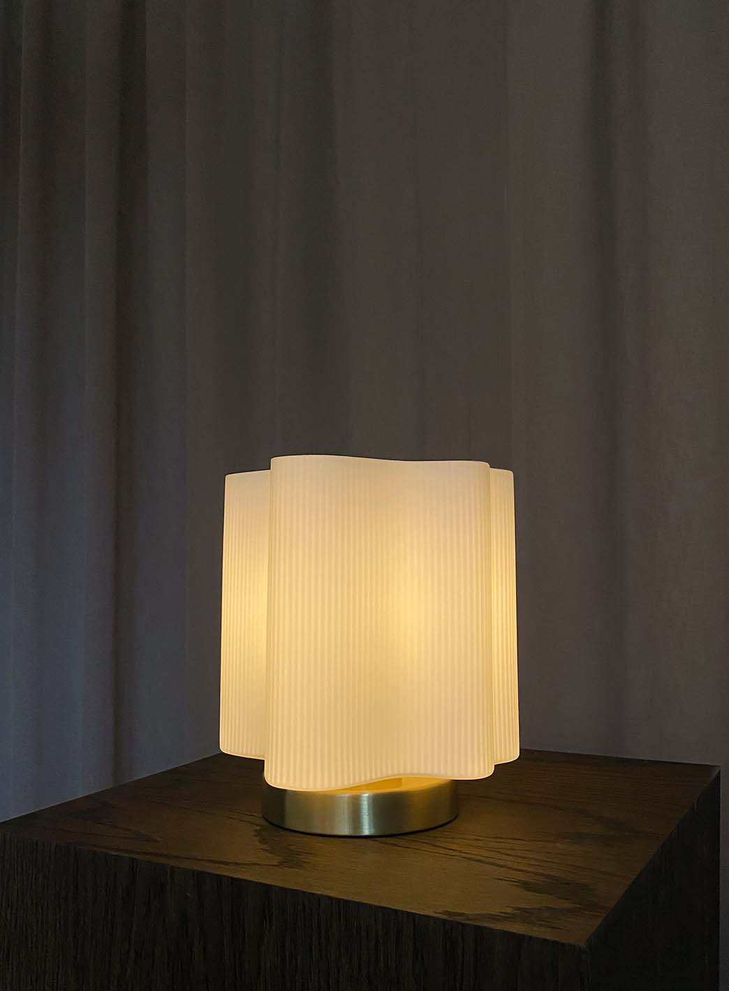 672b716f340bcd0bf41acff864343cc2cb51f3f0_wave_bordlampe_opal_medlysp___1.jpg