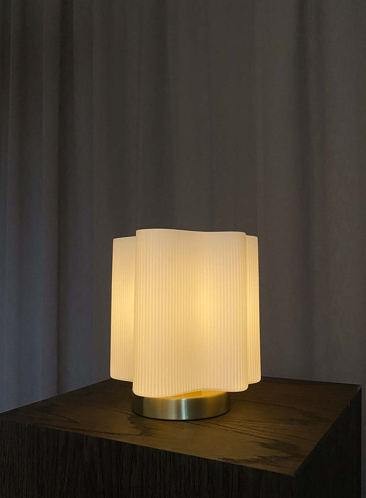 672b716f340bcd0bf41acff864343cc2cb51f3f0_wave_bordlampe_opal_medlysp___1.jpg