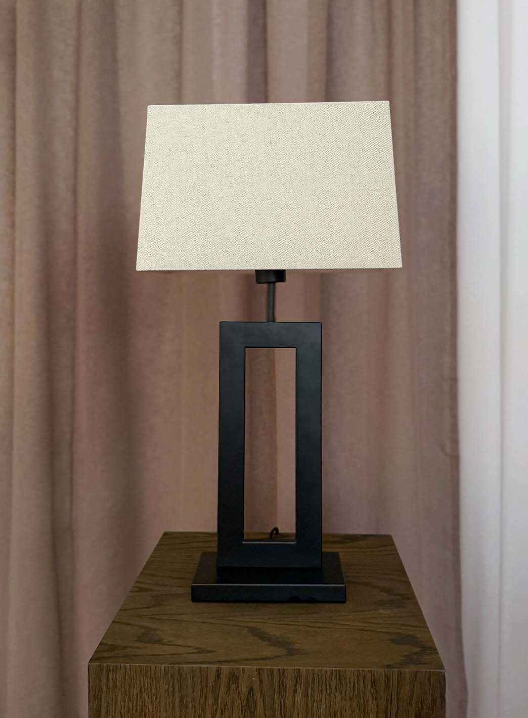 6964960f63be7c6176ddfd71766dcfdece68b2db_Skovholt_noir_bordlampe_lysav_1.jpg
