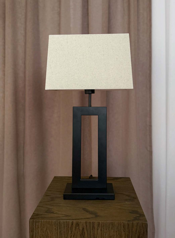 6964960f63be7c6176ddfd71766dcfdece68b2db_Skovholt_noir_bordlampe_lysav_1.jpg
