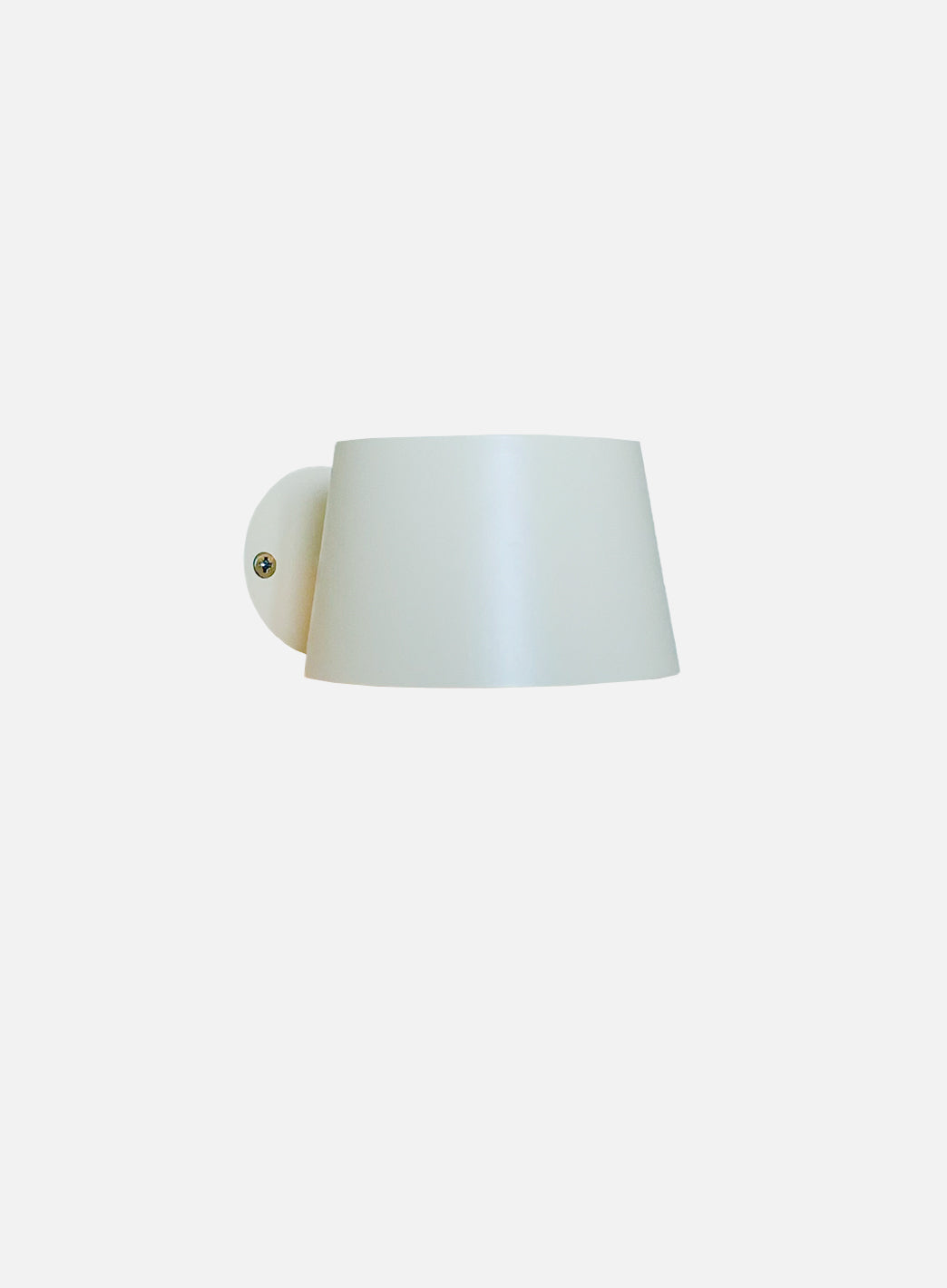 6fb3282955f38c61813df3886a1f78af402c49a8_recharge_matte_beige_vegglampe_frilagt_1.jpg