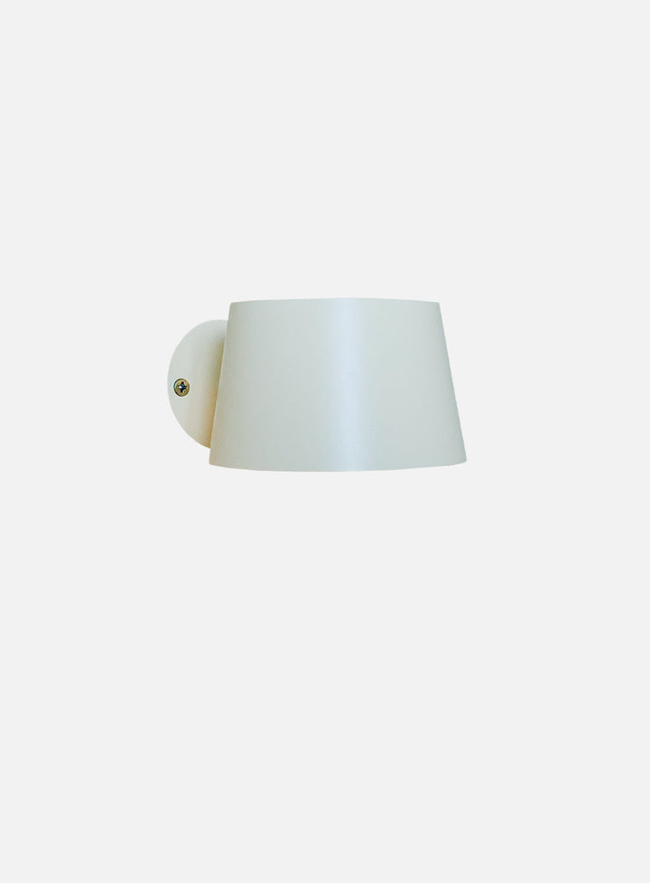 6fb3282955f38c61813df3886a1f78af402c49a8_recharge_matte_beige_vegglampe_frilagt_1.jpg
