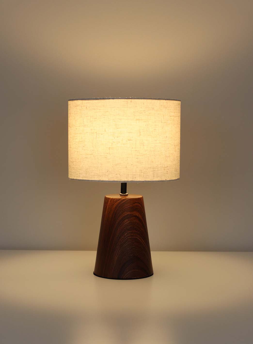 7083a6c170e34fbf087d3e00631e960fd7db55f6_Lampe_med_skjerm_1.jpg