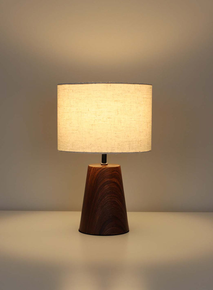7083a6c170e34fbf087d3e00631e960fd7db55f6_Lampe_med_skjerm_1.jpg