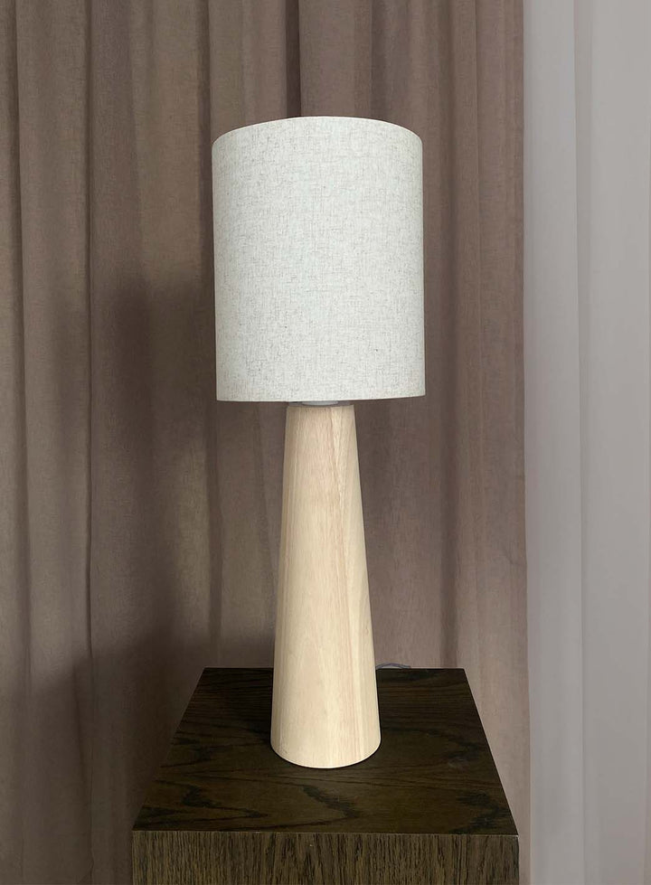727a4ed69f0b0a56478beb185f696d412a3f715d_Skovholt_linde_bordlampe_lysav_1.jpg