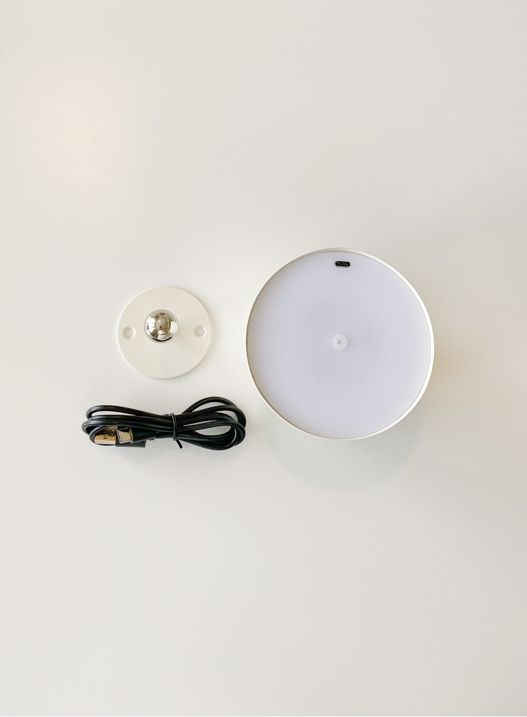 735756b573511b5b5132286d76e3ac0bf525cb05_recharge_matt_beige_vegglampe_innhold_1.jpg