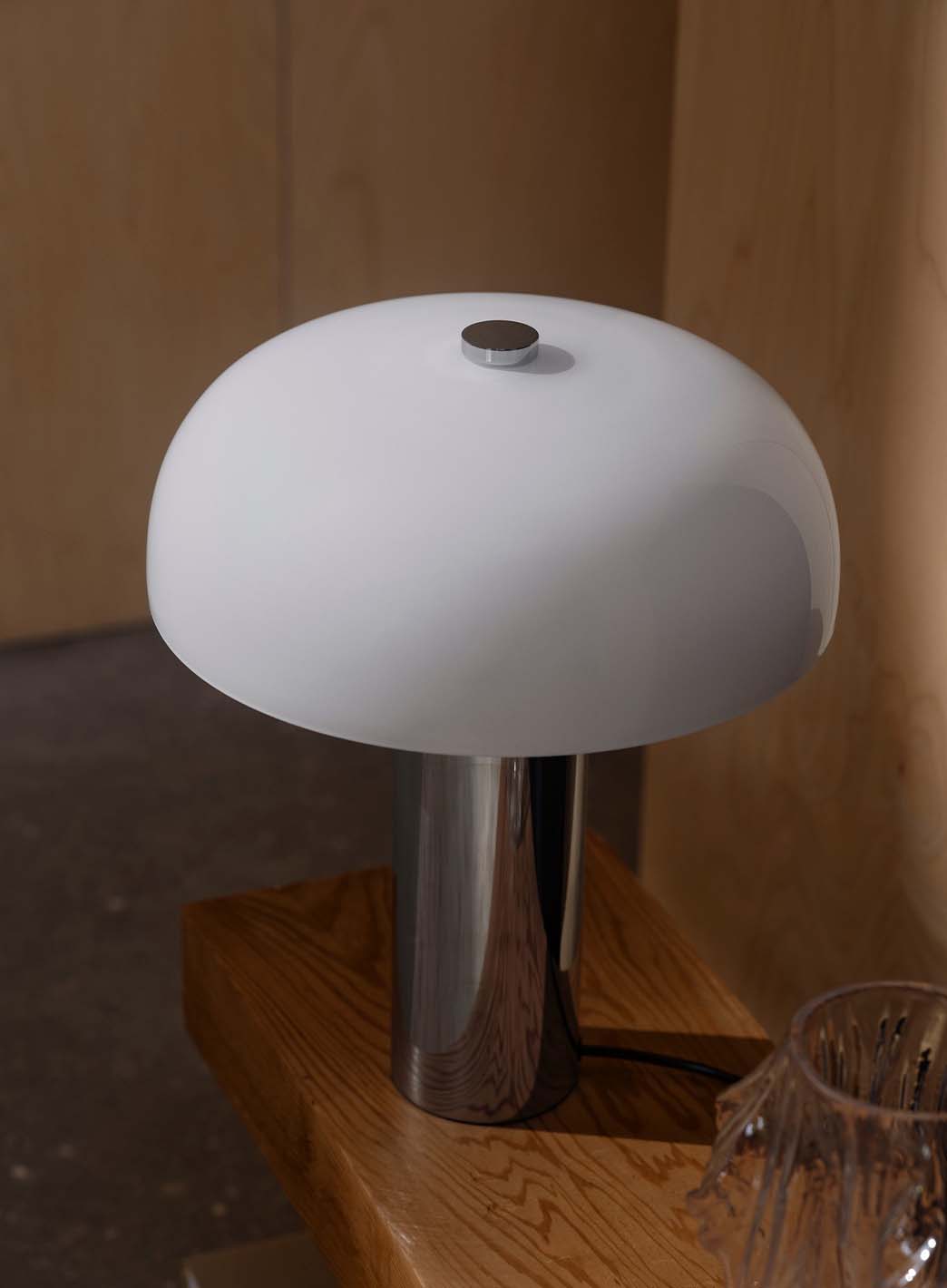 73857ace8221b5aa6dc92f3edf752482ea3a5c88_gabrielle_bordlampe_ovenfra_4.jpg