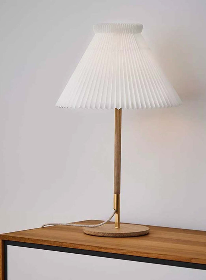 742d6b3c32e53bc353bc5d580301c872274e2ebc_Model_bordlampe_Le_Klint_1.jpg