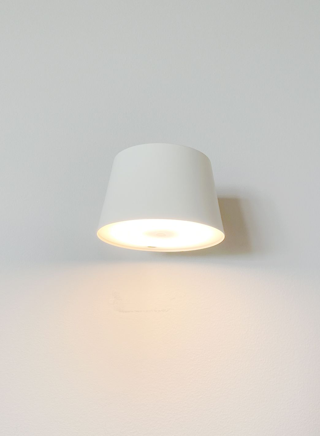 Recharge oppladbar vegglampe med magnetfeste