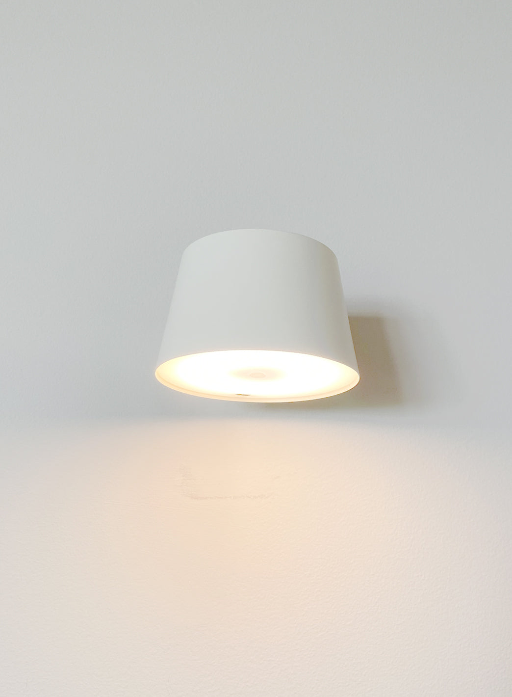 79bc61e5063f23de0887dd46b5261b20b298b6ed_recharge_matte_beige_vegglampe_paa_2_1.jpg