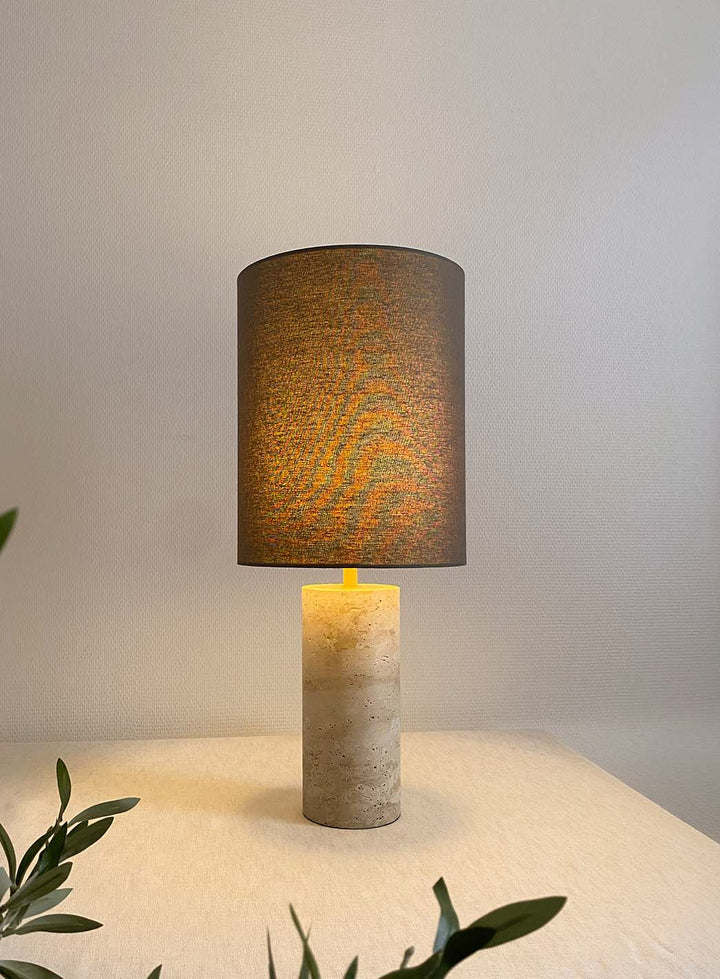 7ddcdb6fdc050074f79051e31f190eb09f9288f2_vera_bordlampe_med_brun_skjerm_1.jpg
