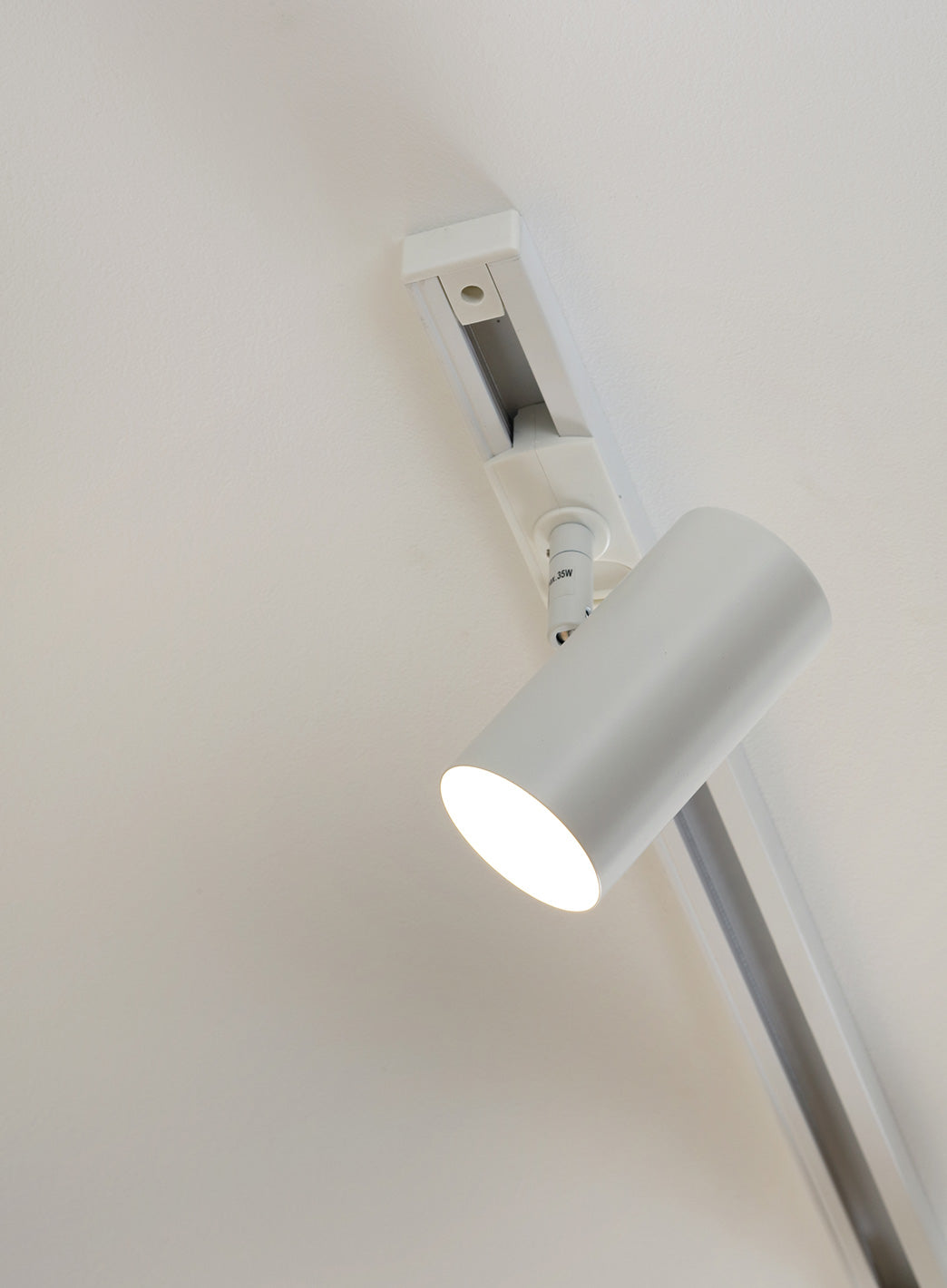 82e299d32e8a286e4366b358a43f9f0ccf507a2e_fredrik_hvit_spot_1.jpg