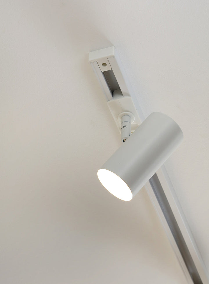 82e299d32e8a286e4366b358a43f9f0ccf507a2e_fredrik_hvit_spot_1.jpg