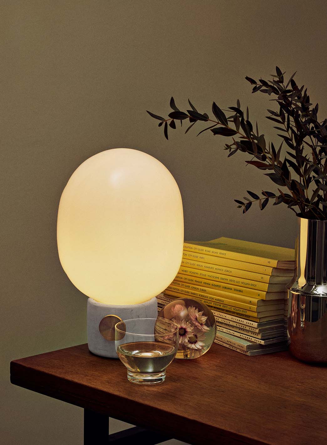 95d424b61d2de5bc52d21eebea8569eb0b6ad97c_JWDA_bordlampe_betong_opal_1.jpg