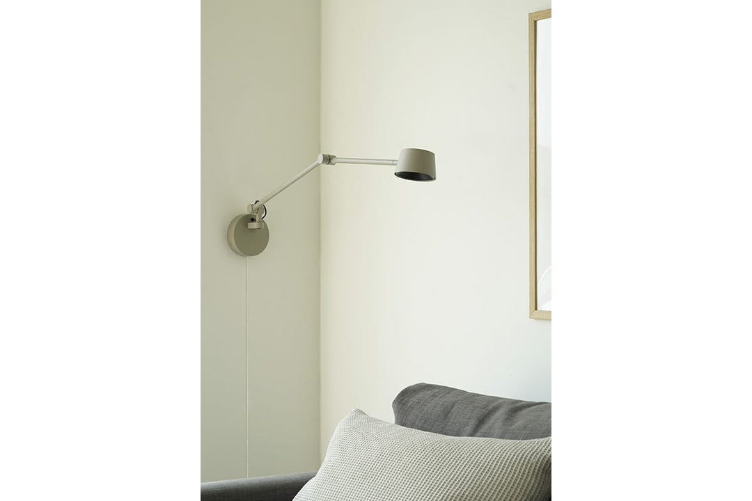 Direction vegglampe lang 2700 kelvin - trinnløs dimmer