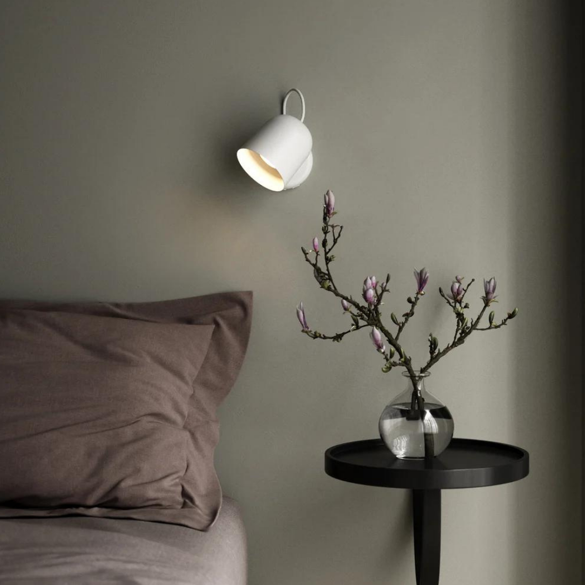 Angle-vegglampe-med-USB-Hvit-Vegglamper-DFTP-2120601001-1.png