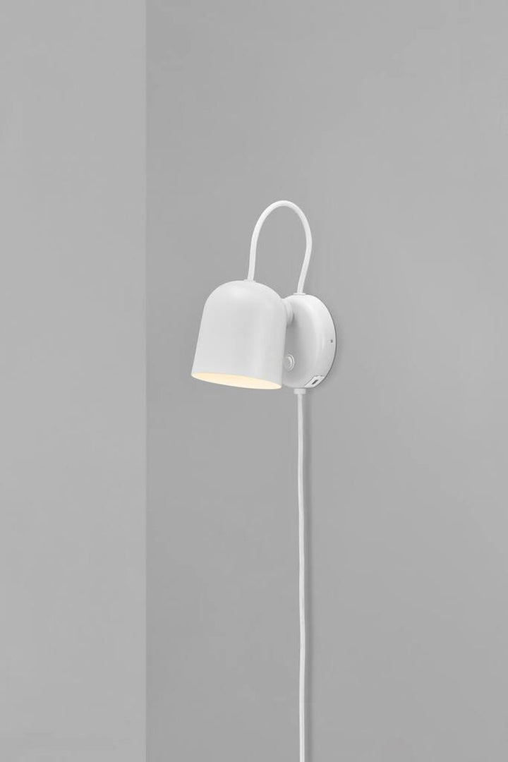 Angle-vegglampe-med-USB-Hvit-Vegglamper-DFTP-2120601001-7.jpg