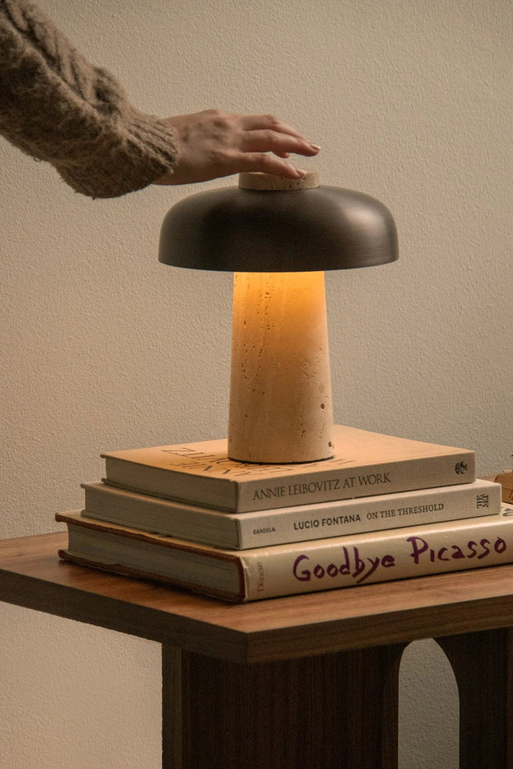 Reverse oppladbar bordlampe - travertin
