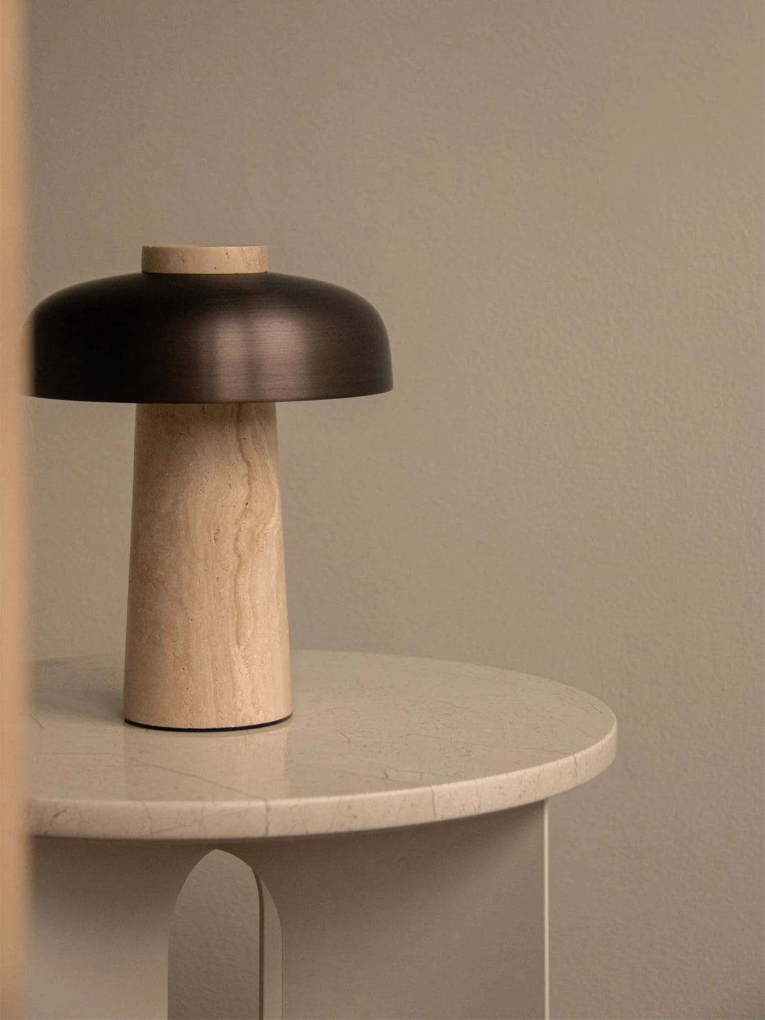 Reverse oppladbar bordlampe - travertin