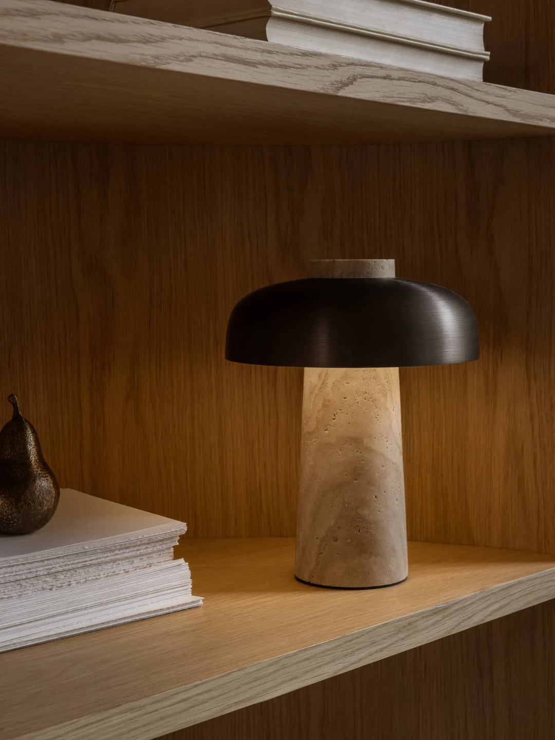 Reverse oppladbar bordlampe - travertin
