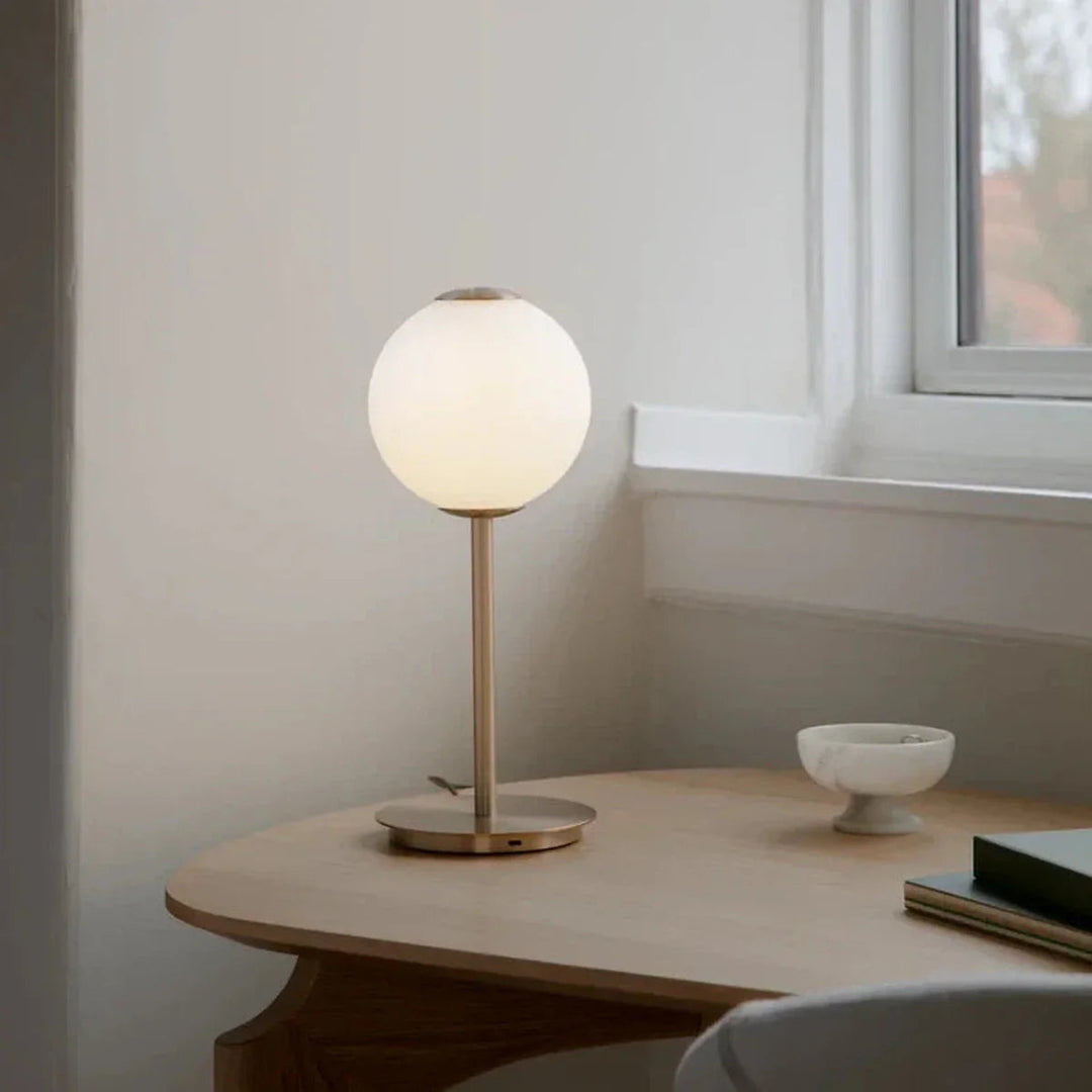 Audrey-bordlampe-med-USB-C-Bordlamper-Umage-2258-1.webp