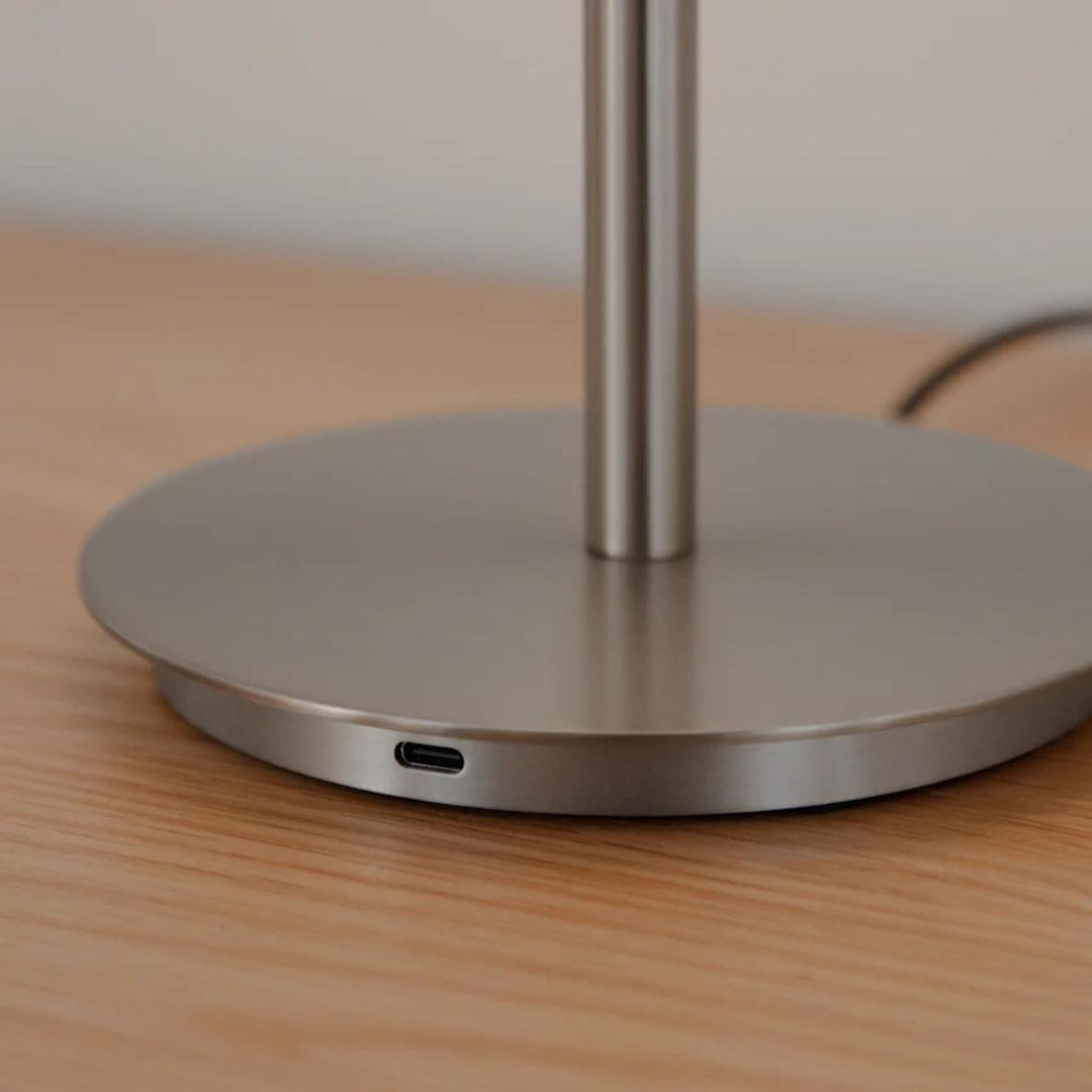 Audrey-bordlampe-med-USB-C-Bordlamper-Umage-2258-10.jpg